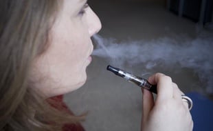 Une utilisatrice de la cigarette électronique à Paris en mai 2013.