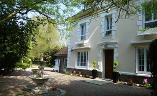 La Villa Mon Rêve est située au 2, Levée de la Divatte à Basse Goulaine, à côté de Nantes.
