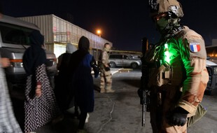 A l'aéroport de Kaboul, des Afghans vont embarquer à bord d'un avion pour Paris, le 24 août 2021..