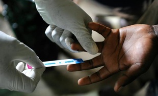 Dépistage du sida sur un Kenyan à Ndiwa dans le comté de Homa Bay (ouest du Kenya), le 10 novembre 2015