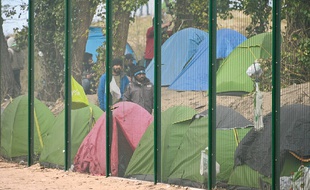 Des migrants et des tentes à Calais, avril 2020. (Illustration