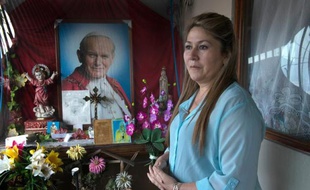 La Costaricienne Floribeth Mora, la "miraculée" de Jean-Paul II, lors d'un entretien à l'AFP le 26 mars 2014 à son domicile à Dulce Nombre de Cartago, au Costa Rica