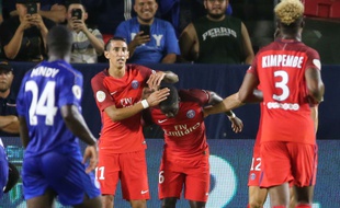 Di Maria félicite Ikoné, buteur contre Leicester.