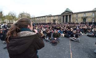 Une prise de parole d'une jeune femme devant l'assemblée générale de Nuit Debout à bordeaux, place de la République. / AFP PHOTO / MEHDI FEDOUACH