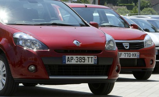 Une Renault Clio (à gauche) et une Dacia Sandero.