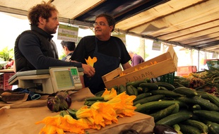 Julien Dumas, chef du restaurant Lucas Carton (Paris 8e) sur le marché, le 8 juillet 2015.