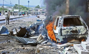 Une voiture brûle après un attentat suicide près de l'entrée de l'aéroport de Mogadiscio, le 3 décembre 2014 en Somalie