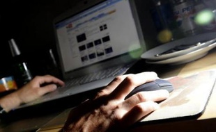 Une Belge soupçonnée d'avoir vendu ses jumeaux nouveaux nés et d'avoir escroqué des couples contactés sur internet pour lesquels elle avait promis d'être mère porteuse a été inculpée et placée en détention provisoire vendredi, a indiqué le parquet de Gand (nord).