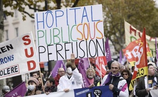 Manifestation de soignants hospitaliers et d'usagers contre les restrictions budgétaires dans les hôpitaux le 18 novembre 2014 à Paris