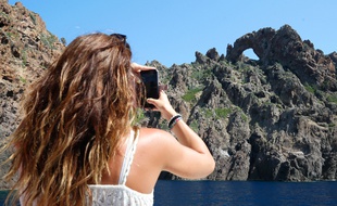 Une touriste dans la réserve de Scandola en Corse