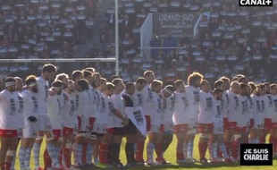 Les joueurs de Toulon et du Racing observent une minute de silence avant la rencontre entre les deux équipes le 10 janvier 2015.