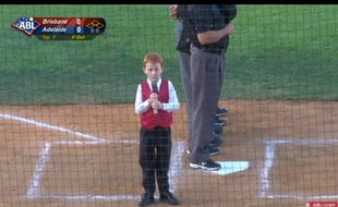 La prestation du petit Ethan a suscité de nombreux sourires dans le stade d'Adélaïde.