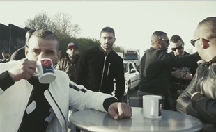 Le rappeur Fianso buvant un coup sur l'A3.