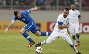 L'attaquant de l'équipe de Grèce Mitroglou (à dr.) lors d'un match contre la Slovaquie le 11 octobre 2013 au Pirée.