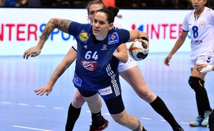 Alexandra Lacrabère avec l'équipe de France de handball.