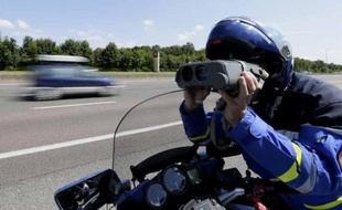 Un gendarme contrôlant la vitesse des automobilistes (illustration).