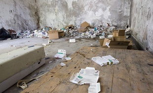 Une ancienne école du quartier de sainte marthe est squatée par des toxicomanes qui se piquent dans des conditions d' hygiène déplorables à Marseille, en 2013.