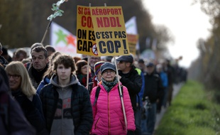 Un millier de personnes ont marché contre le projet d'aéroport samedi à Notre-Dame-des-Landes