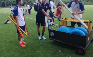 Bon le préparateur physique Florian Bailleux, particulièrement à la baguette ces jours-ci au Racing club de Strasbourg, n'est pas toujours aussi détendu, hein !