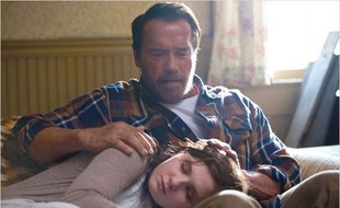 Abigail Breslin et Arnold Schwarzenegger dans Maggie