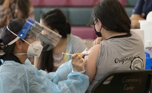 Une vaccination contre le Covid-19 à Los Angeles.