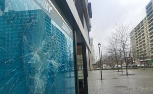 Une vitrine brisée d'un commerçant de l'Esplanade à Strasbourg, le 16 janvier 2018