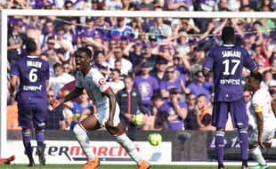 Yves Bissouma a signé le coup franc de l'égalisation de Lille, finalement victorieux du TFC au Stadium de Toulouse, le 6 mai 2018.