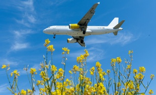 Un avion de la compagnie low-cost espagnol Vueling se prépare à atterrir sur l'aéroport de Barcelone, le 6 juin 2016