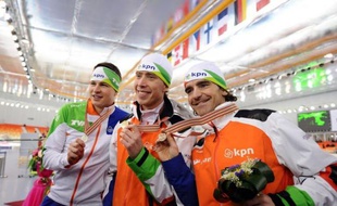Le Néerlandais Jorrit Bergsma a créé la surprise en battant son compatriote Sven Kramer pour remporter le 10.000 m des Mondiaux de patinage de vitesse samedi à Sotchi en Russie.