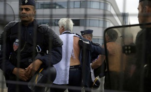 Pierre Plissonnier, responsable de l'activité long courrier à Air France et Xavier Broseta, directeur des ressources humaines, évacués par les forces de l'ordre après avoir été molestés le 5 octobre 2015 à Roissy-en-France