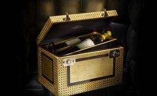 "L'unique", est un coffret doré à l'or fin, comportant quatre bouteilles de château Yquem 1893
