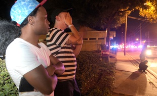 La population sous le choc après la fusillade dans une boîte de nuit gay à Orlando en Floride