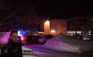 Un policier devant la Grande mosquée de Québec où a eu lieu une fusillade, le 29 janvier 2017.