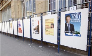 Fini le temps des "colleurs" bénévoles: de Le Pen à Laguiller, les affiches officielles des candidats à la présidentielle seront collées par la même entreprise, le groupe américain Clear Channel, numéro 1 mondial de l'affichage publicitaire, le tout aux frais de l'Etat.