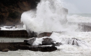 Des vagues frappent Biarritz, le 3 mars 2014.
