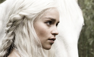 Si dans la série Daenerys Targaryen est blonde, Emilia Clarke est brune dans la vraie vie.