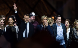 Emmanuel Macron, Brigitte Macron et au milieu, Morgan et sa fameuse casquette.