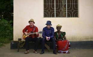Le chanteur albinos King Shube (G) joue de la guitare, dans l'île d'Ukerewe, sur le lac Victoria, le 14 juin 2016