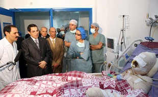 Le 28 décembre 2010, le président tunisien Zine El Abidine Ben Ali se rend au chevet de Mohamed Bouazizi, un jeune diplômé au chômage qui s'est immolé par le feu à Sidi Bouzid en Tunisie.