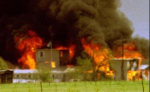 Le Mont Carmel, siège de la secte des Davidiens, lors de l'assaut du FBI, le 19 avril 1993, à Waco (Texas).