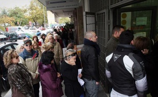 La zone euro ne parvenait toujours pas à rassurer lundi en dépit des changements de gouvernement en Italie et en Grèce, censés ramener le calme sur des marchés toujours très nerveux, comme en témoignent les nouvelles attaques contre l'Espagne