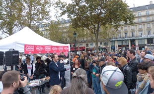 Paris, le 5 octobre 2014. Plusieurs centaines de manifestants célèbrent «la diversité des familles», place de la République.