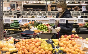 Une femme dans un supermarché.