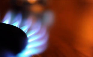 L'arrêté du gouvernement actant une hausse de 2% des tarifs réglementés de GDF Suez est paru jeudi matin au Journal officiel, malgré un avis défavorable de la Commission de Régulation de l'Energie (CRE) qui révèle que la hausse aurait légalement dû être de 7,3%.