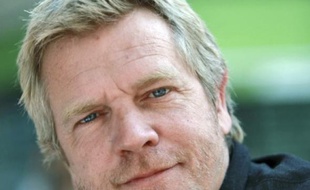Le comédien âgé de 51 ans, fan de son chat Errol, de sa mini-cooper et de U2, a réalisé un premier film primé dans plusieurs festivals.