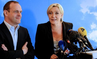 Steeve Briois et Marine Le Pen, le 11 juin 2012, à Hénin-Beaumont (Pas-de-Calais).