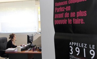 Une écoutante de la plate-forme téléphonique du 3919, numéro d'appel unique destiné aux femmes victimes de violences conjugales s'entretient avec une personne au téléphone, à Paris, le 20 mai 2010.