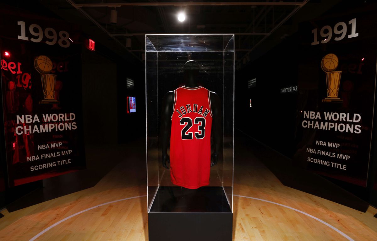 Voici pourquoi ce maillot mythique des Chicago Bulls porté par Michael  Jordan a été vendu pour la somme record de 10 millions de dollars