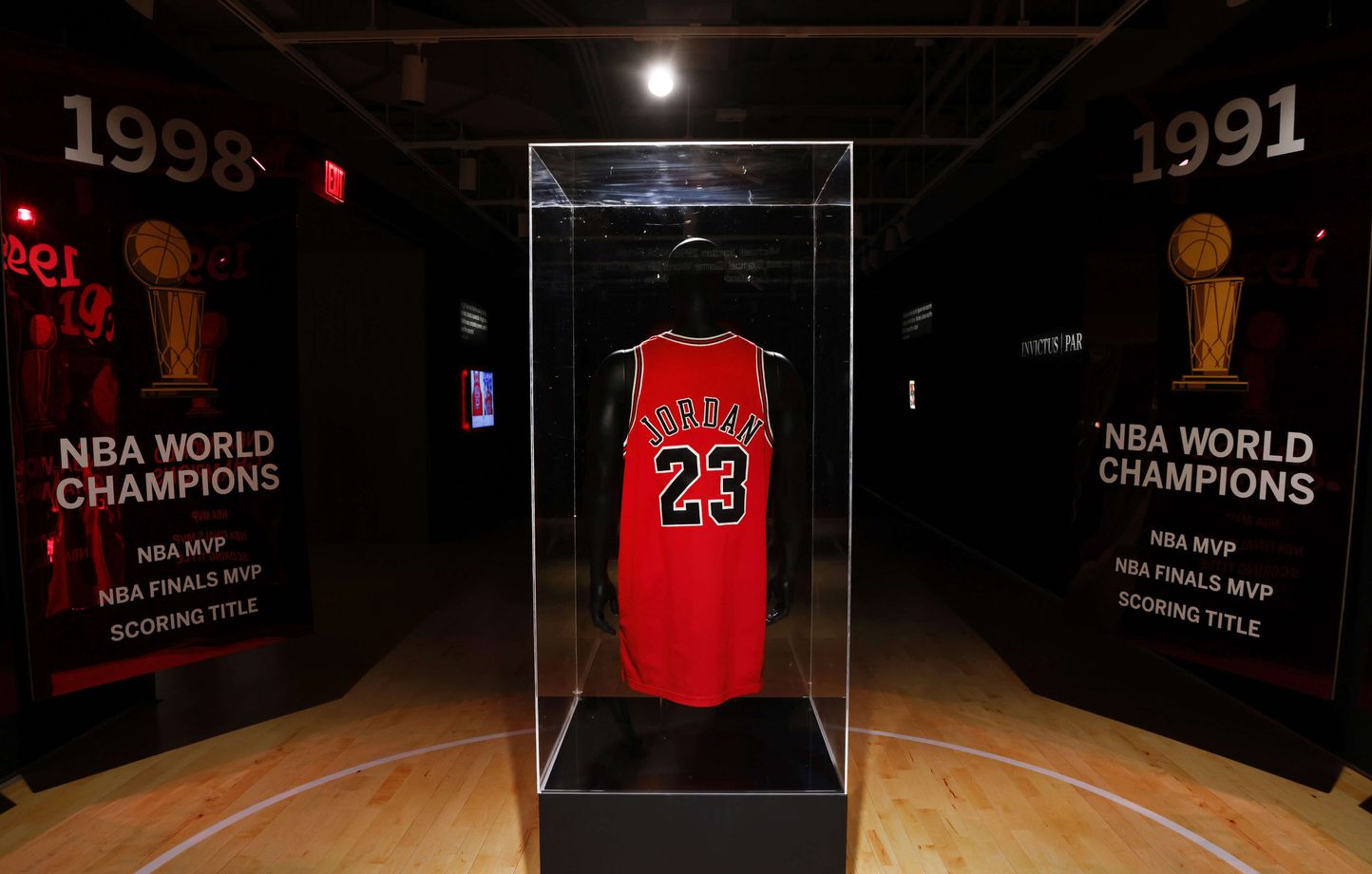 Un maillot de Michael Jordan vendu 10 1 millions de dollars aux encheres un record