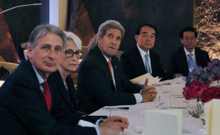 (De gauche à droite) Les chefs de la diplomatie avec le Britannique Philip Hammond, l'Américaine Wendy Sherman, l'Américain John Kerry et le Chinois Li Baodong durant une rencontre sur le nucléaire iranien, le 28 juin 2015 à Vienne